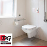 toilettes PMR dans une salle de bain